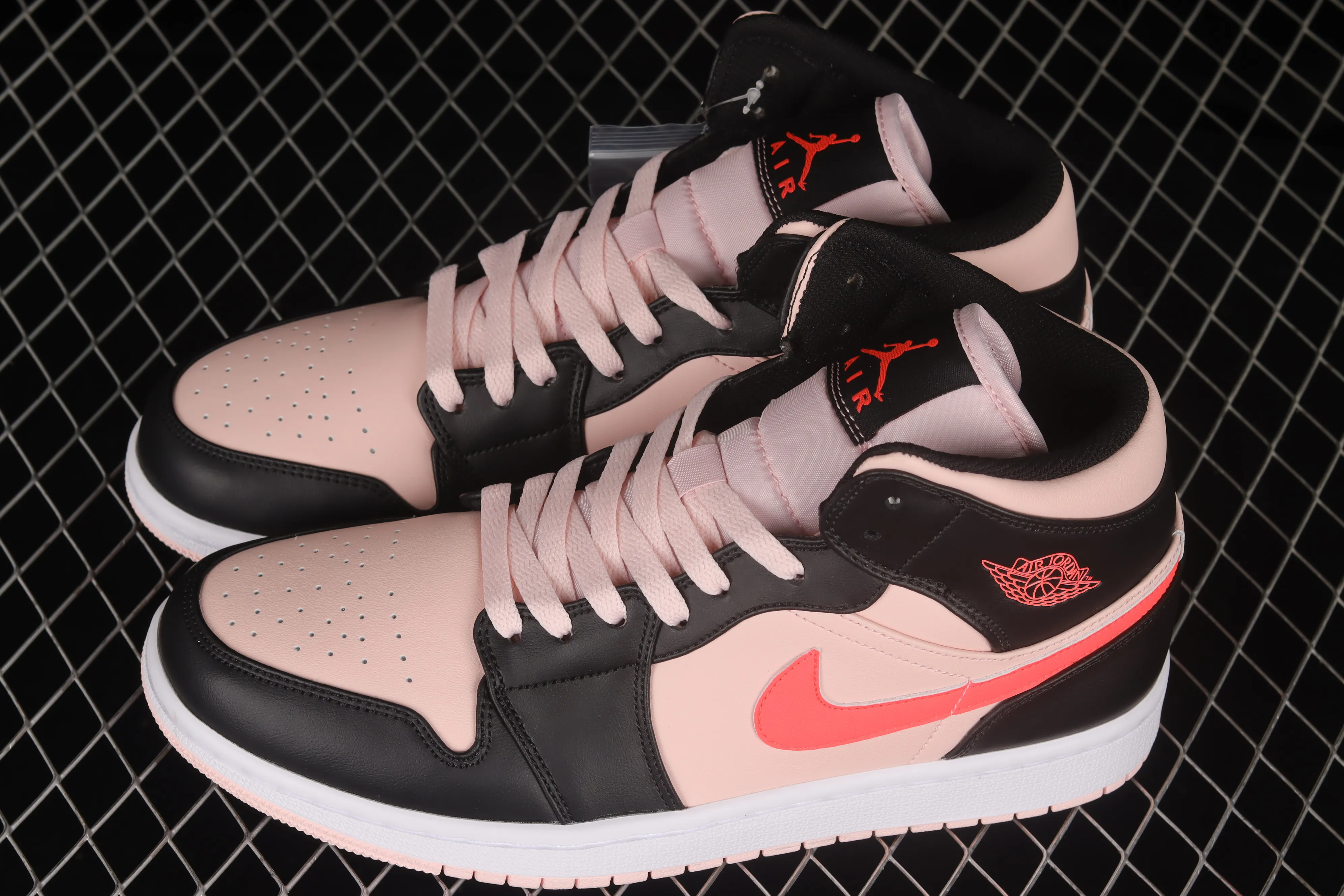 All categories Air Jordan Jordan series basketball shoes Air Jordan 1 Mid Air Jordan 1 Mid AJ1 Joe 1 black powder mid-top retro basketball shoes 554725-604